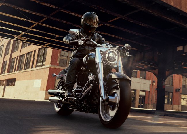 沿街道前行的摩托车