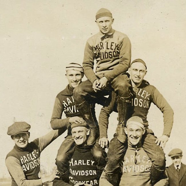 建造金字塔的男人黑白照片