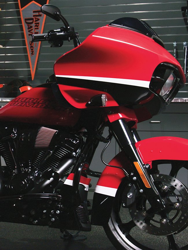 沿街道前行的巡航摩托车