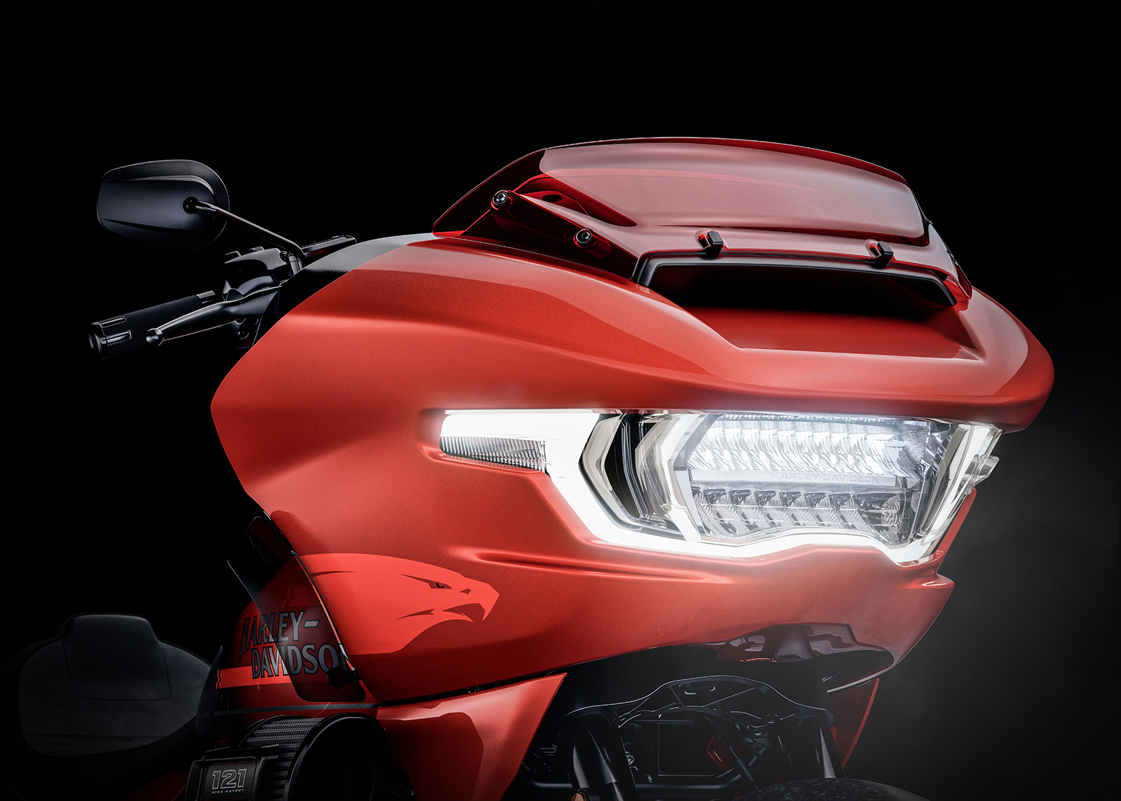 鲨鱼鼻整流罩搭配镀红风挡