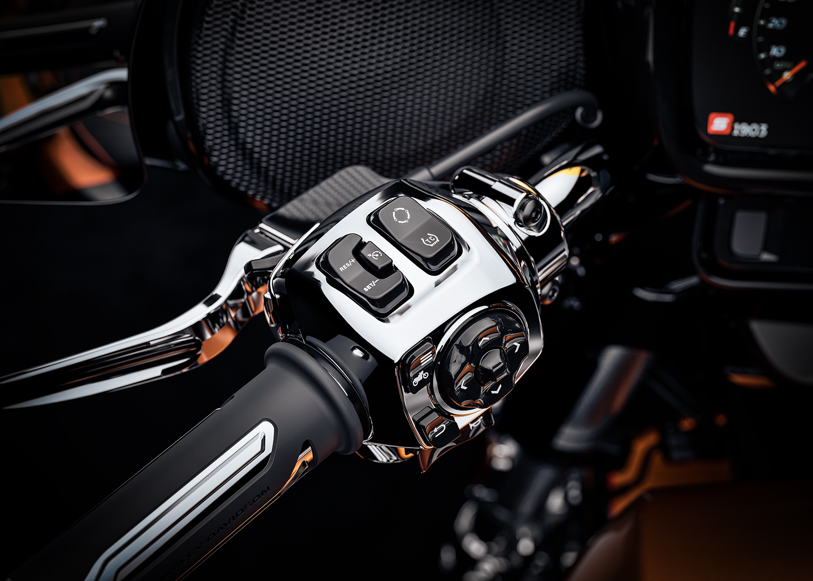 内置骑行安全辅助系统